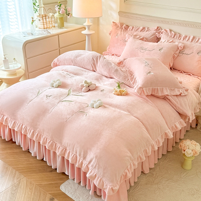 91家纺网 家纺一手货源 找家纺 （总）漫布云2025秋冬加厚230g全消光牛奶绒立体花朵绣花床盖款四件套11斤重加厚婴儿绒法莱绒床裙款床盖款四件套