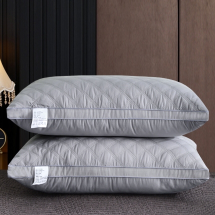 91家纺网 家纺一手货源 找家纺 兴丝露枕芯 五色全棉三线格羽丝枕  绗缝枕头 全棉立体枕芯 全棉枕芯