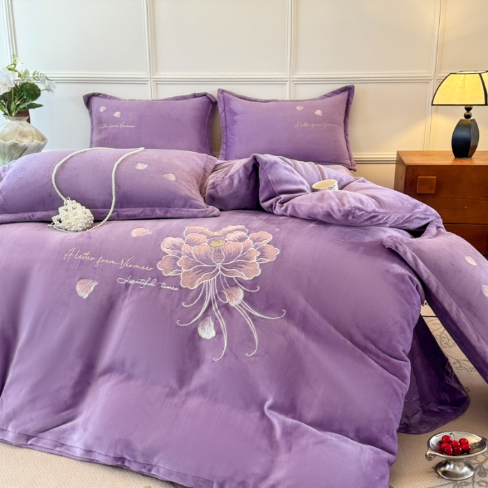 91家纺网 家纺一手货源 找家纺 （总）【苏东来】2024加厚大版花卉牛奶绒刺绣花四件套小清新公主风韩版婴儿绒宝宝绒兔绒法莱绒金貂绒四件套床单床盖款单被套 初恋紫