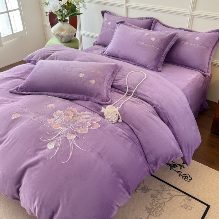 91家纺网 家纺一手货源 找家纺 （总）【苏东来】2024加厚大版花卉牛奶绒刺绣花四件套小清新公主风韩版婴儿绒宝宝绒兔绒法莱绒金貂绒四件套床单床盖款单被套 初恋紫