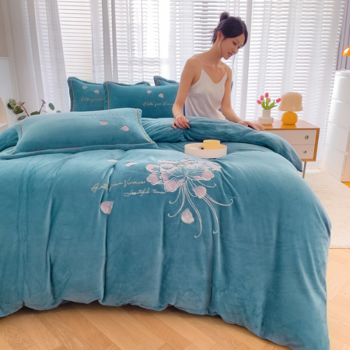 91家纺网 家纺一手货源 找家纺 （总）【苏东来】2024加厚大版花卉牛奶绒刺绣花四件套小清新公主风韩版婴儿绒宝宝绒兔绒法莱绒金貂绒四件套床单床盖款单被套 初恋湖蓝