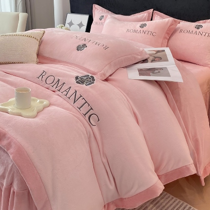 91家纺网 家纺一手货源 找家纺 （总）漫布云家纺 2025新款A类全工艺高密度高克重轻奢绣花牛奶绒四件套宽边工艺-山茶系列