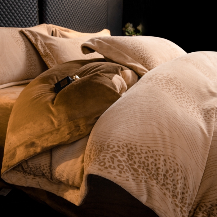 91家纺网 家纺一手货源 找家纺 （总）控价 2025新款高克重240克全消光A类印花牛奶绒四件套-有风