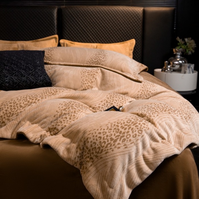 91家纺网 家纺一手货源 找家纺 （总）控价 2025新款高克重240克全消光A类印花牛奶绒四件套-有风