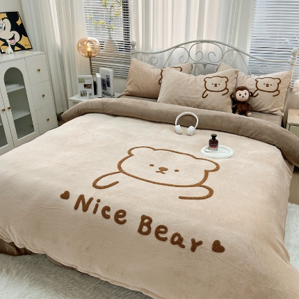 91家纺网 家纺一手货源 找家纺 （总）（总）鑫利来家纺 2025新款牛奶绒毛巾绣四件套加厚立体卡通牛奶绒四件套