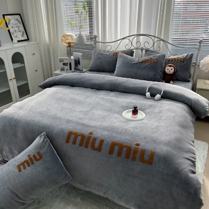 91家纺网 家纺一手货源 找家纺 （总）（总）鑫利来家纺 2025新款牛奶绒毛巾绣四件套加厚立体卡通牛奶绒四件套