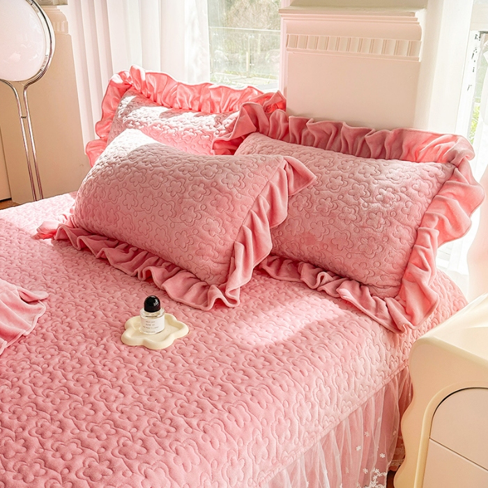 91家纺网 家纺一手货源 找家纺 苏米娜2024秋冬新款220g全消光牛奶绒床盖四件套12斤重加厚婴儿绒法莱绒床裙款床盖款四件套 浪漫花语—樱花粉