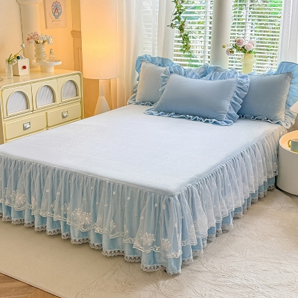 苏米娜2024秋冬新款230g全消光牛奶绒床裙款三件套纯色蕾丝花边刺绣床裙款床盖款法莱绒婴儿绒金貂绒三件套 甜心—婴儿蓝 