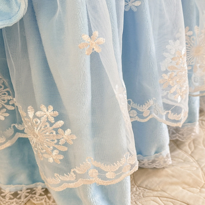 91家纺网 家纺一手货源 找家纺 苏米娜2024秋冬新款230g全消光牛奶绒床裙款三件套纯色蕾丝花边刺绣床裙款床盖款法莱绒婴儿绒金貂绒三件套 甜心—婴儿蓝 