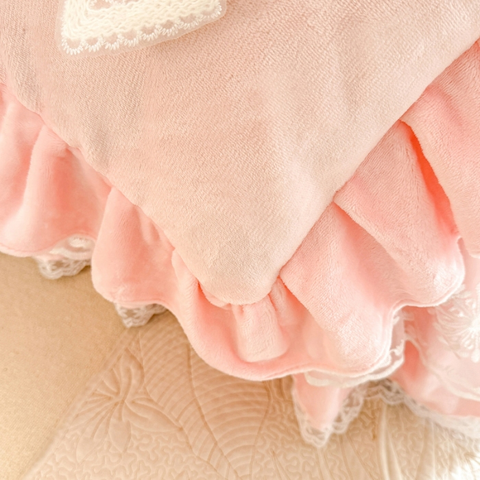 91家纺网 家纺一手货源 找家纺 苏米娜2024秋冬新款230g全消光牛奶绒床裙款三件套纯色蕾丝花边刺绣床裙款床盖款法莱绒婴儿绒金貂绒三件套  甜心—樱花粉