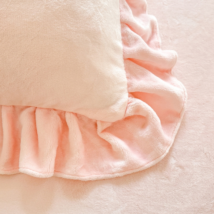 91家纺网 家纺一手货源 找家纺 苏米娜2024秋冬新款230g全消光牛奶绒床裙款三件套纯色蕾丝花边刺绣床裙款床盖款法莱绒婴儿绒金貂绒三件套  甜心—樱花粉