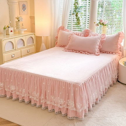 苏米娜2024秋冬新款230g全消光牛奶绒床裙款三件套纯色蕾丝花边刺绣床裙款床盖款法莱绒婴儿绒金貂绒三件套  甜心—樱花粉