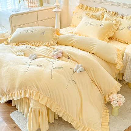 91家纺网 家纺一手货源 找家纺 （总）漫布云2025秋冬新款230g立体花朵全消光牛奶绒床盖四件套11斤重加厚婴儿绒法莱绒床裙款床盖款四件套