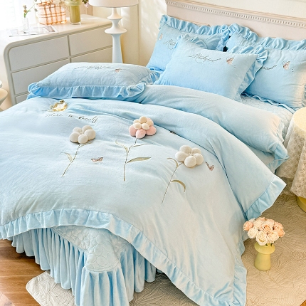 91家纺网 家纺一手货源 找家纺 （总）漫布云2025秋冬新款230g立体花朵全消光牛奶绒床盖四件套11斤重加厚婴儿绒法莱绒床裙款床盖款四件套