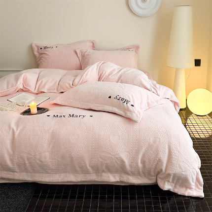 91家纺网 家纺一手货源 找家纺 （总）潘朵拉家纺 2024新款法式刺绣雕花绒牛奶绒四件套-麦瑞系列