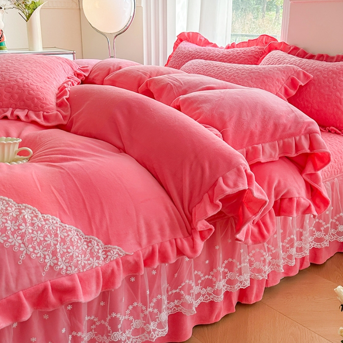 91家纺网 家纺一手货源 找家纺 苏米娜2024秋冬新款220g全消光牛奶绒床盖四件套12斤重加厚婴儿绒法莱绒床裙款床盖款四件套   浪漫花语—豆沙红