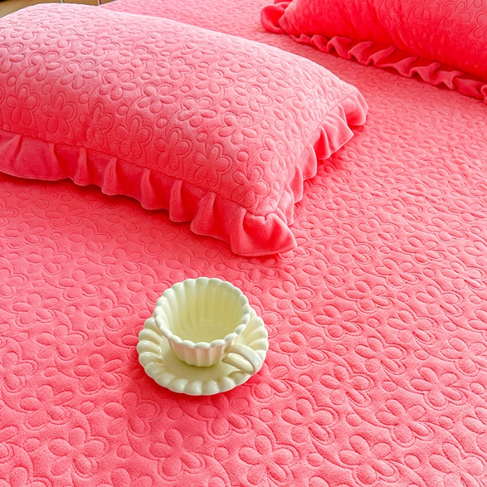 91家纺网 家纺一手货源 找家纺 苏米娜2024秋冬新款220g全消光牛奶绒床盖四件套12斤重加厚婴儿绒法莱绒床裙款床盖款四件套   浪漫花语—豆沙红