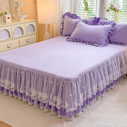 91家纺网 家纺一手货源 找家纺 2025秋冬新款230g全消光牛奶绒床裙款三件套纯色蕾丝花边刺绣床裙款床盖款法莱绒婴儿绒金貂绒三件套 甜心—新芽绿