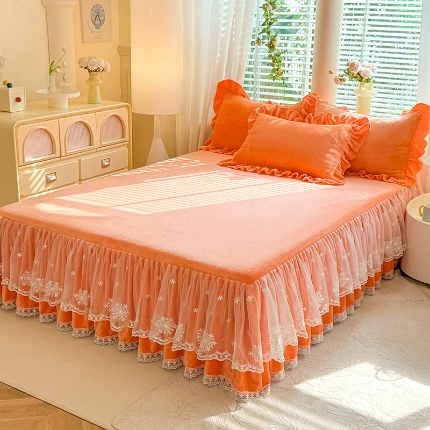 2025秋冬新款230g全消光牛奶绒床裙款三件套纯色蕾丝花边刺绣床裙款床盖款法莱绒婴儿绒金貂绒三件套 甜心—艾玛橙 