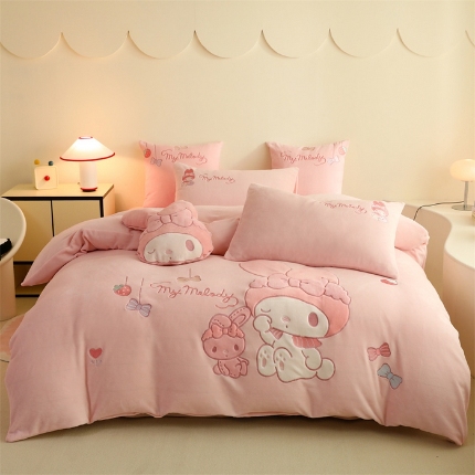 91家纺网 家纺一手货源 找家纺 （总）绒棉世家2025新款正版带标三丽欧-美乐蒂牛奶绒贴布绣四件套