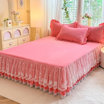 91家纺网 家纺一手货源 找家纺 （总）苏米娜2024秋冬新款230g全消光牛奶绒单床裙纯色蕾丝花边刺绣床裙款床盖款法莱绒婴儿绒金貂绒床裙三件套