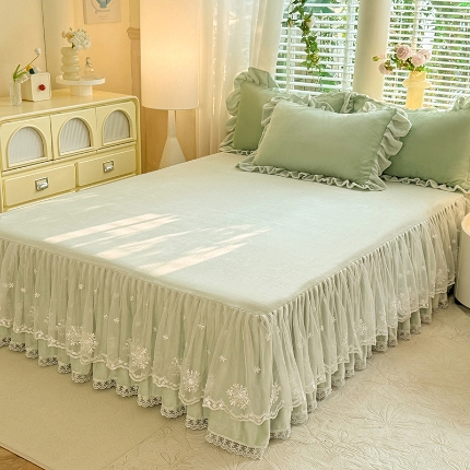 91家纺网 家纺一手货源 找家纺 （总）苏米娜2024秋冬新款230g全消光牛奶绒单床裙纯色蕾丝花边刺绣床裙款床盖款法莱绒婴儿绒金貂绒床裙三件套