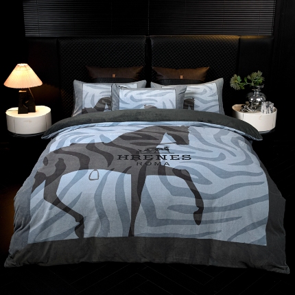 91家纺网 家纺一手货源 找家纺 （总）控价 2025新款240克A类全消光数码印花牛奶绒四件套-奥弗恩