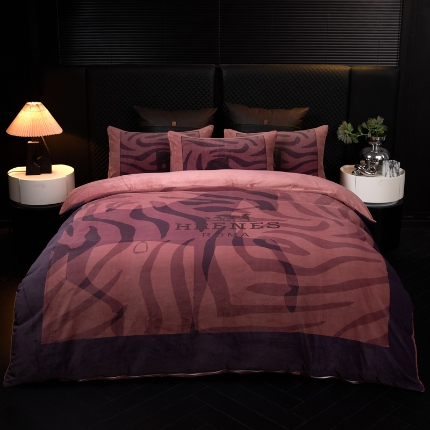 91家纺网 家纺一手货源 找家纺 （总）控价 2025新款240克A类全消光数码印花牛奶绒四件套-奥弗恩