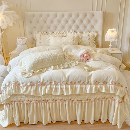 91家纺网 家纺一手货源 找家纺 （总）瑞宝 2025新款牛奶绒花边刺绣四件套--爱梦妮（控价+40）