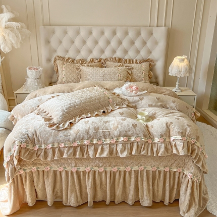 91家纺网 家纺一手货源 找家纺 （总）瑞宝 2025新款牛奶绒花边刺绣四件套--爱梦妮（控价+40）