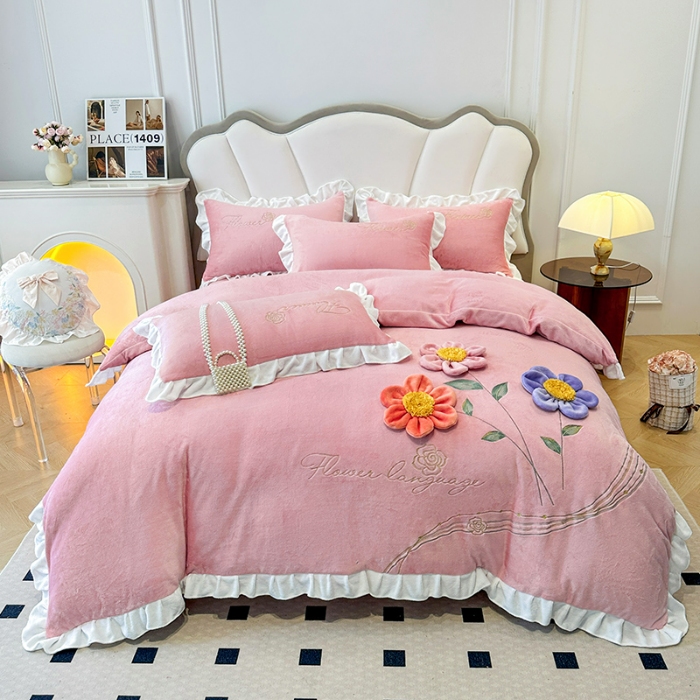 91家纺网 家纺一手货源 找家纺 9斤高端韩版少女心法式公主风贴布绣花牛奶绒四件套小清新绒兔毛绒法莱绒床盖被套丝绒兔毛绒法莱绒床盖被套  锦上添花-奶油粉