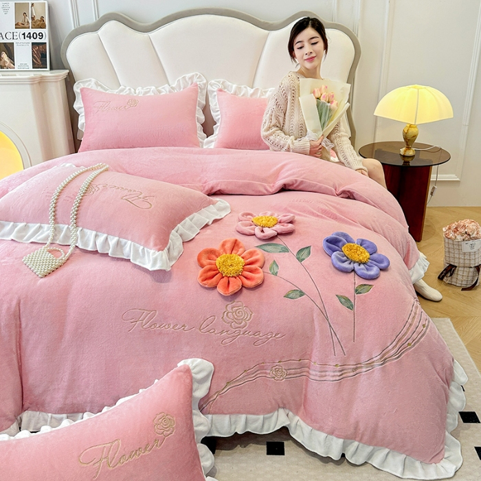 91家纺网 家纺一手货源 找家纺 9斤高端韩版少女心法式公主风贴布绣花牛奶绒四件套小清新绒兔毛绒法莱绒床盖被套丝绒兔毛绒法莱绒床盖被套  锦上添花-奶油粉