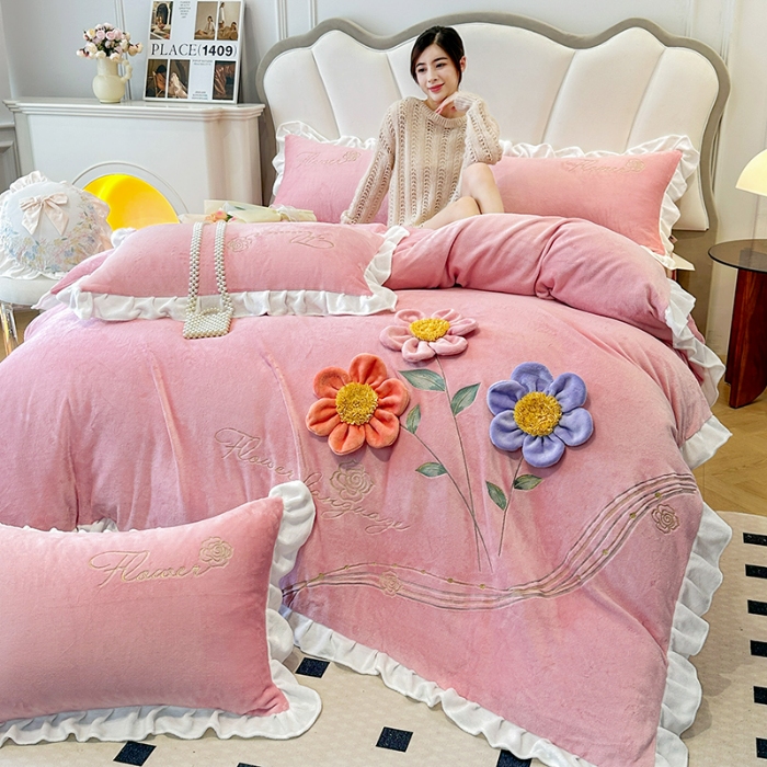 91家纺网 家纺一手货源 找家纺 9斤高端韩版少女心法式公主风贴布绣花牛奶绒四件套小清新绒兔毛绒法莱绒床盖被套丝绒兔毛绒法莱绒床盖被套  锦上添花-奶油粉