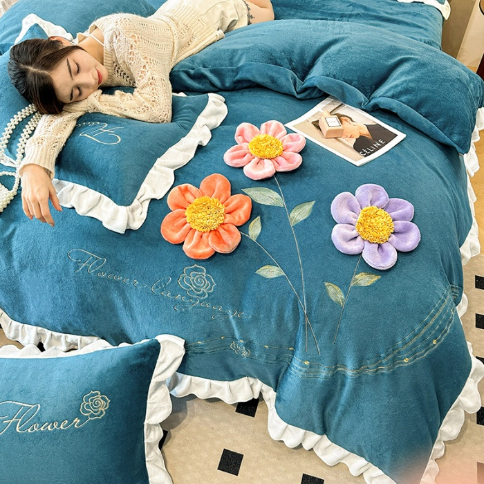 91家纺网 家纺一手货源 找家纺 9斤高端韩版少女心法式公主风贴布绣花牛奶绒四件套小清新绒兔毛绒法莱绒床盖被套丝绒兔毛绒法莱绒床盖被套  锦上添花-宾利蓝