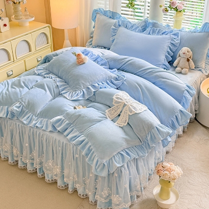 91家纺网 家纺一手货源 找家纺 （总）苏米娜2025秋冬新品230g全消光韩版花边牛奶绒床裙款四件套刺绣蕾丝花边床罩款四件套
