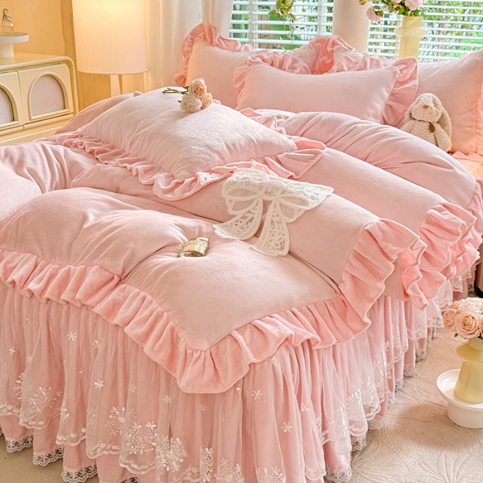 91家纺网 家纺一手货源 找家纺 （总）苏米娜2025秋冬新品230g全消光韩版花边牛奶绒床裙款四件套刺绣蕾丝花边床罩款四件套