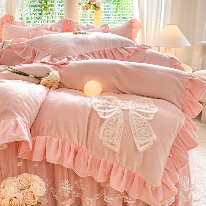 91家纺网 家纺一手货源 找家纺 （总）苏米娜2025秋冬新品230g全消光韩版花边牛奶绒床裙款四件套刺绣蕾丝花边床罩款四件套