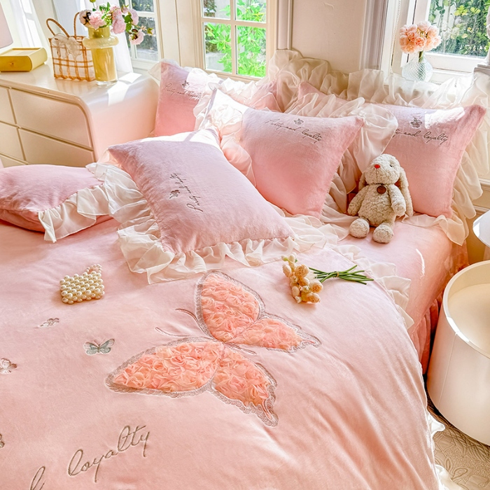 91家纺网 家纺一手货源 找家纺 苏米娜2024秋冬新款230g法式公主粉少女心牛奶绒四件套法莱绒金貂绒兔兔绒牛奶绒床裙款四件套蝴蝶花绒床盖款四件套  蝶恋花--樱花粉  