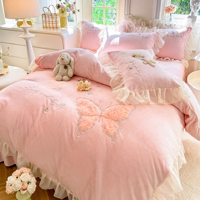 91家纺网 家纺一手货源 找家纺 苏米娜2024秋冬新款230g法式公主粉少女心牛奶绒四件套法莱绒金貂绒兔兔绒牛奶绒床裙款四件套蝴蝶花绒床盖款四件套  蝶恋花--樱花粉  