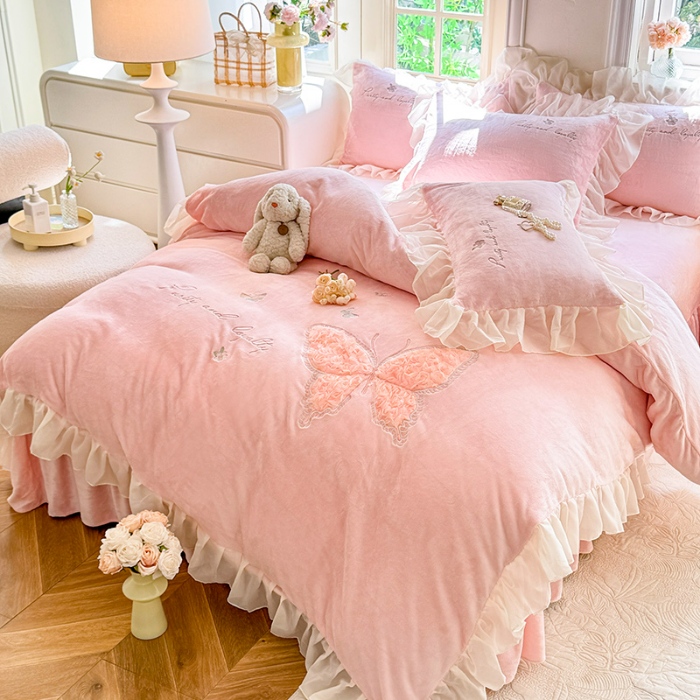 91家纺网 家纺一手货源 找家纺 苏米娜2024秋冬新款230g法式公主粉少女心牛奶绒四件套法莱绒金貂绒兔兔绒牛奶绒床裙款四件套蝴蝶花绒床盖款四件套  蝶恋花--樱花粉  