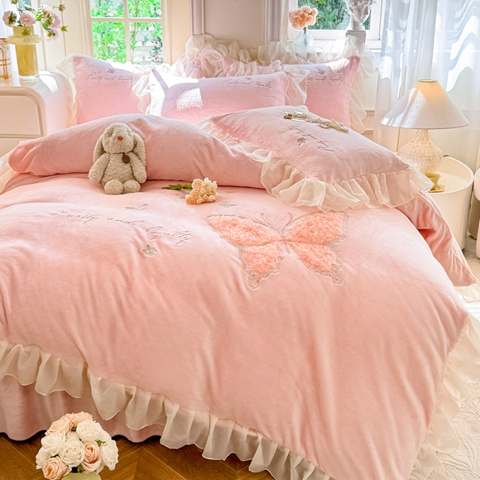 91家纺网 家纺一手货源 找家纺 苏米娜2024秋冬新款230g法式公主粉少女心牛奶绒四件套法莱绒金貂绒兔兔绒牛奶绒床裙款四件套蝴蝶花绒床盖款四件套  蝶恋花--樱花粉  
