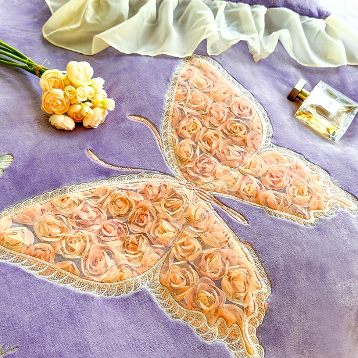 91家纺网 家纺一手货源 找家纺 苏米娜2024秋冬新款230g法式公主粉少女心牛奶绒四件套法莱绒金貂绒兔兔绒牛奶绒床裙款四件套蝴蝶花绒床盖款四件套  蝶恋花—梦幻紫 