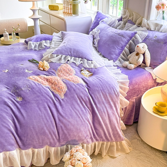 91家纺网 家纺一手货源 找家纺 苏米娜2024秋冬新款230g法式公主粉少女心牛奶绒四件套法莱绒金貂绒兔兔绒牛奶绒床裙款四件套蝴蝶花绒床盖款四件套  蝶恋花—梦幻紫 