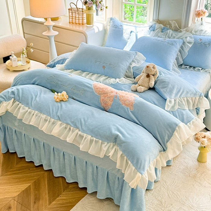 91家纺网 家纺一手货源 找家纺 苏米娜2024秋冬新款230g法式公主粉少女心牛奶绒四件套法莱绒金貂绒兔兔绒牛奶绒床裙款四件套蝴蝶花绒床盖款四件套 蝶恋花—婴儿蓝 