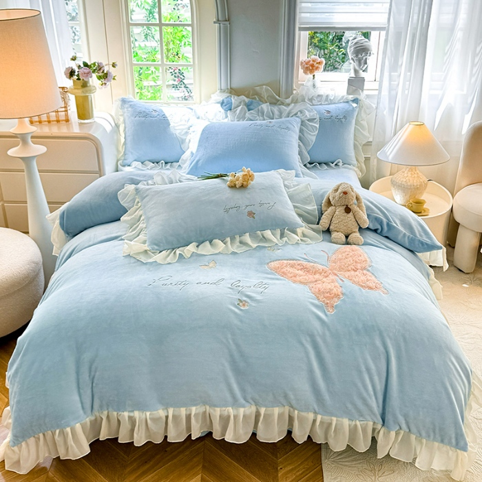 91家纺网 家纺一手货源 找家纺 苏米娜2024秋冬新款230g法式公主粉少女心牛奶绒四件套法莱绒金貂绒兔兔绒牛奶绒床裙款四件套蝴蝶花绒床盖款四件套 蝶恋花—婴儿蓝 
