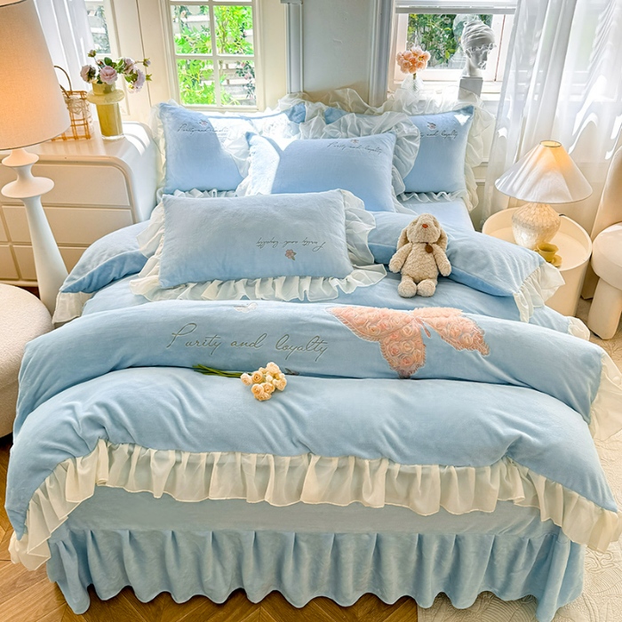 91家纺网 家纺一手货源 找家纺 苏米娜2024秋冬新款230g法式公主粉少女心牛奶绒四件套法莱绒金貂绒兔兔绒牛奶绒床裙款四件套蝴蝶花绒床盖款四件套 蝶恋花—婴儿蓝 