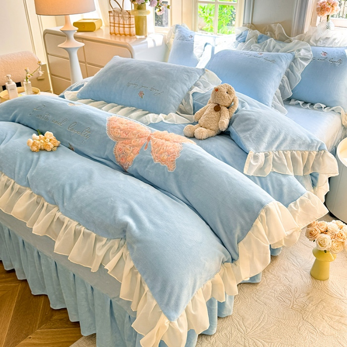 91家纺网 家纺一手货源 找家纺 苏米娜2024秋冬新款230g法式公主粉少女心牛奶绒四件套法莱绒金貂绒兔兔绒牛奶绒床裙款四件套蝴蝶花绒床盖款四件套 蝶恋花—婴儿蓝 