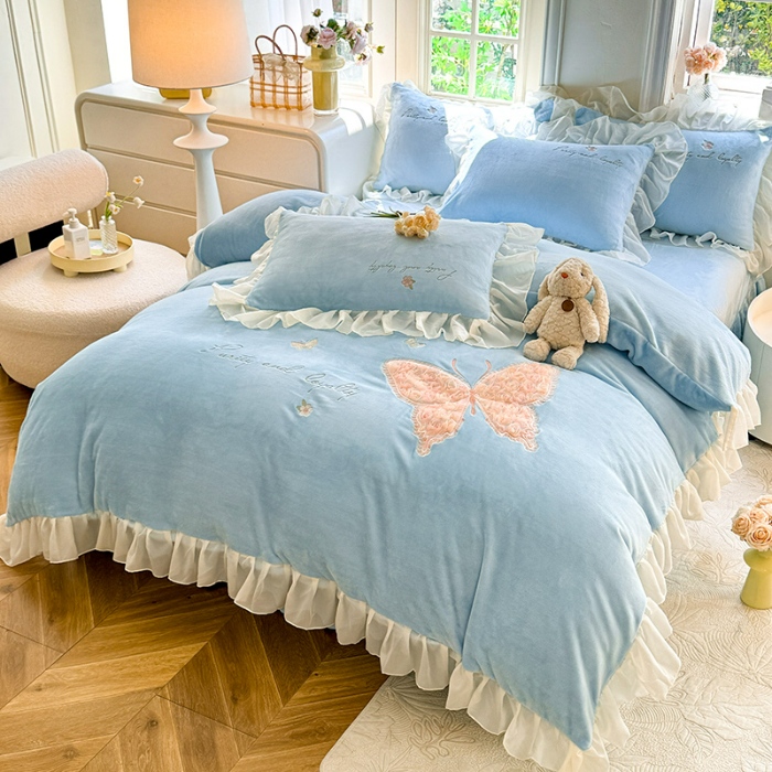 91家纺网 家纺一手货源 找家纺 苏米娜2024秋冬新款230g法式公主粉少女心牛奶绒四件套法莱绒金貂绒兔兔绒牛奶绒床裙款四件套蝴蝶花绒床盖款四件套 蝶恋花—婴儿蓝 