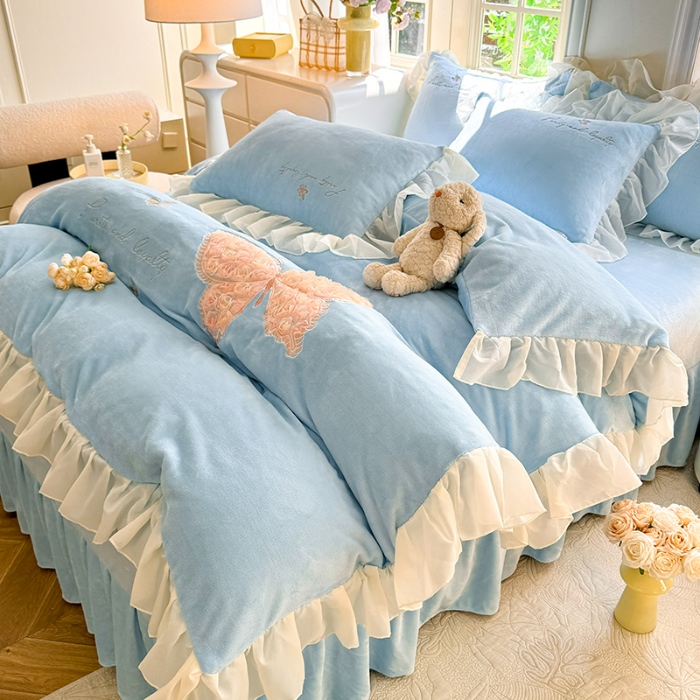 91家纺网 家纺一手货源 找家纺 苏米娜2024秋冬新款230g法式公主粉少女心牛奶绒四件套法莱绒金貂绒兔兔绒牛奶绒床裙款四件套蝴蝶花绒床盖款四件套 蝶恋花—婴儿蓝 