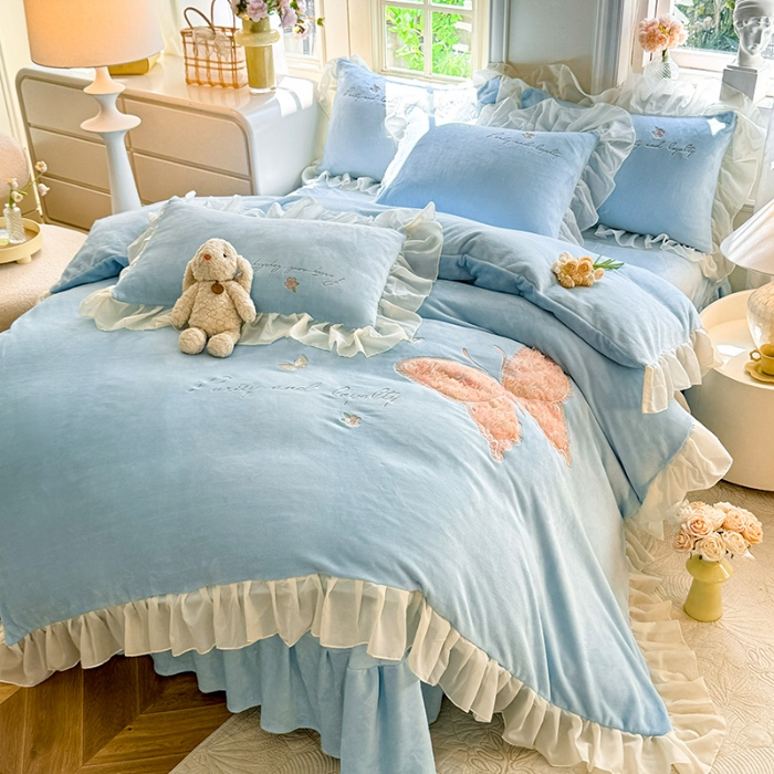 91家纺网 家纺一手货源 找家纺 苏米娜2024秋冬新款230g法式公主粉少女心牛奶绒四件套法莱绒金貂绒兔兔绒牛奶绒床裙款四件套蝴蝶花绒床盖款四件套 蝶恋花—婴儿蓝 